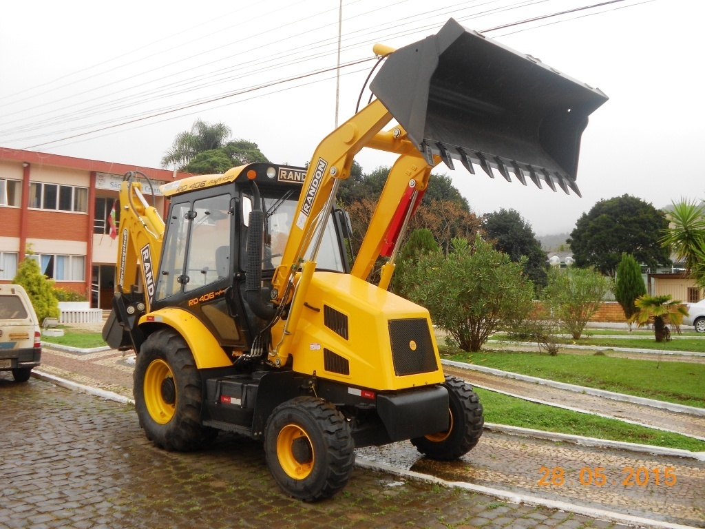 Você está visualizando atualmente Município do Cerrito adquire nova retroescavadeira