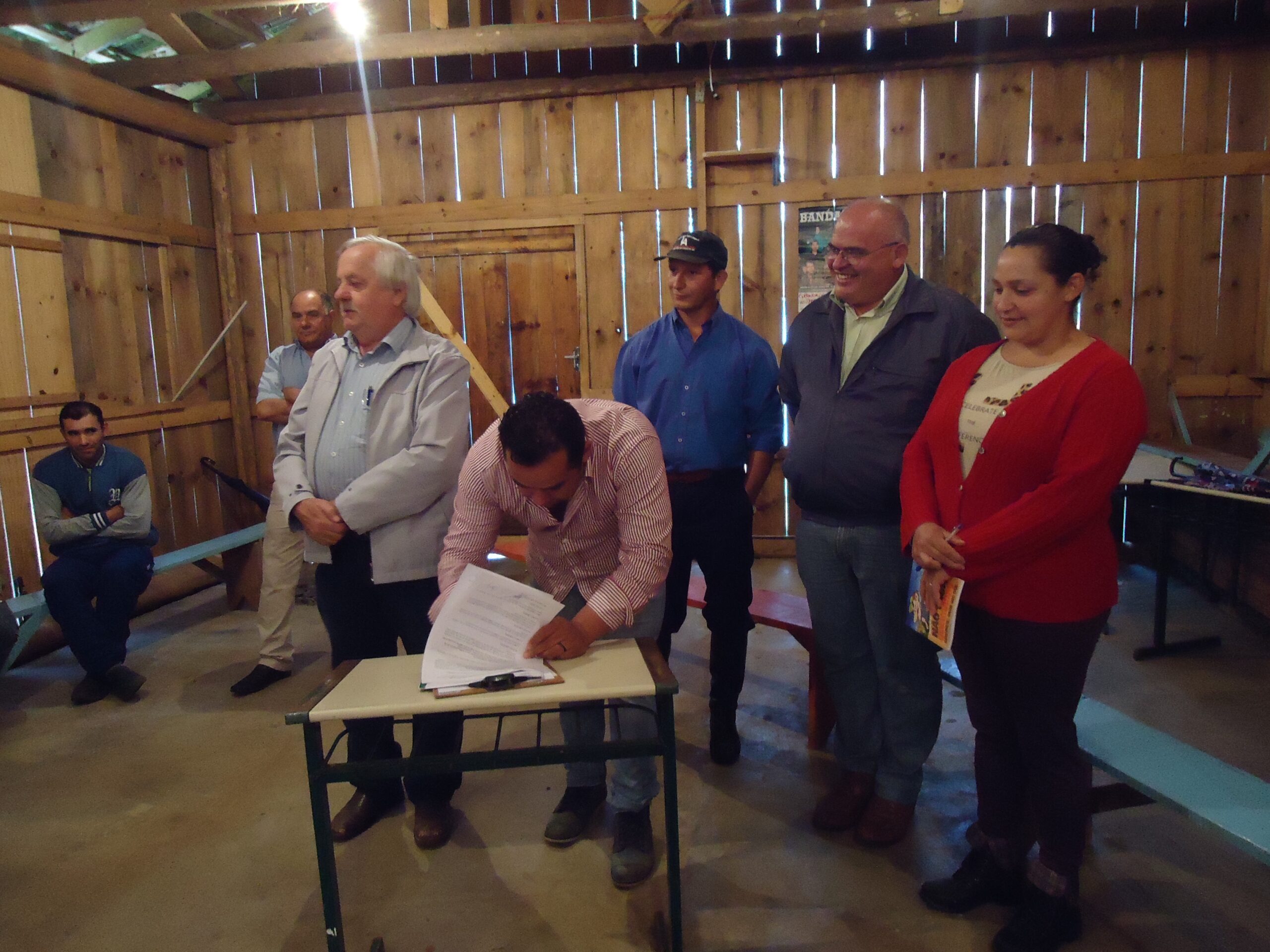 Você está visualizando atualmente Associação de Agricultores recebe equipamentos agrícolas