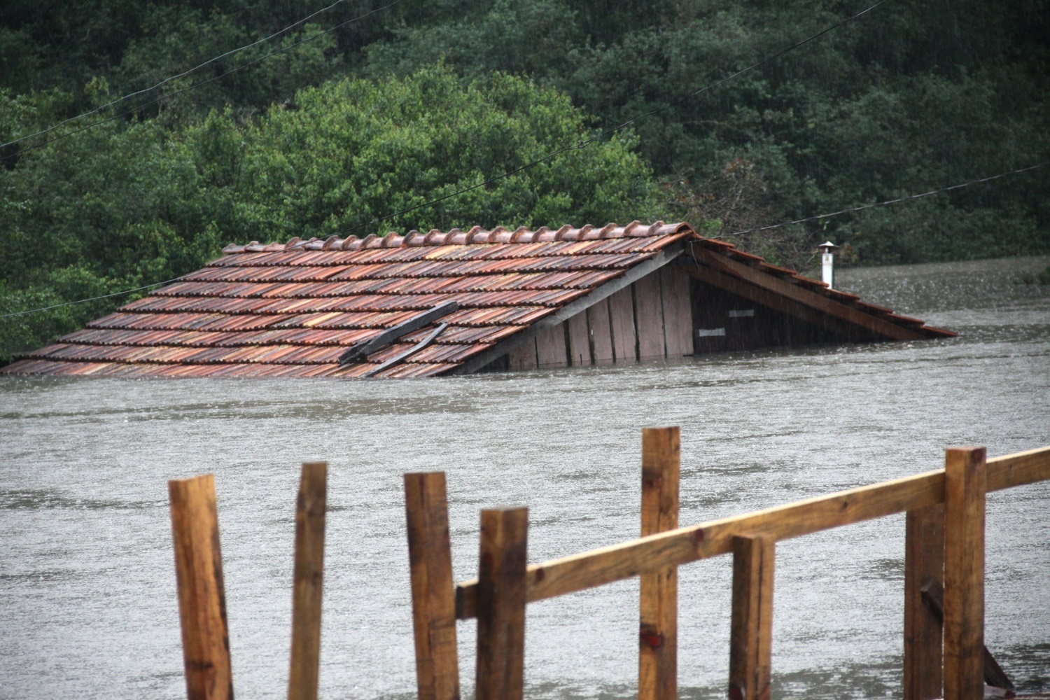 Você está visualizando atualmente Cheia do rio Canoas alaga bairros em Otacílio Costa