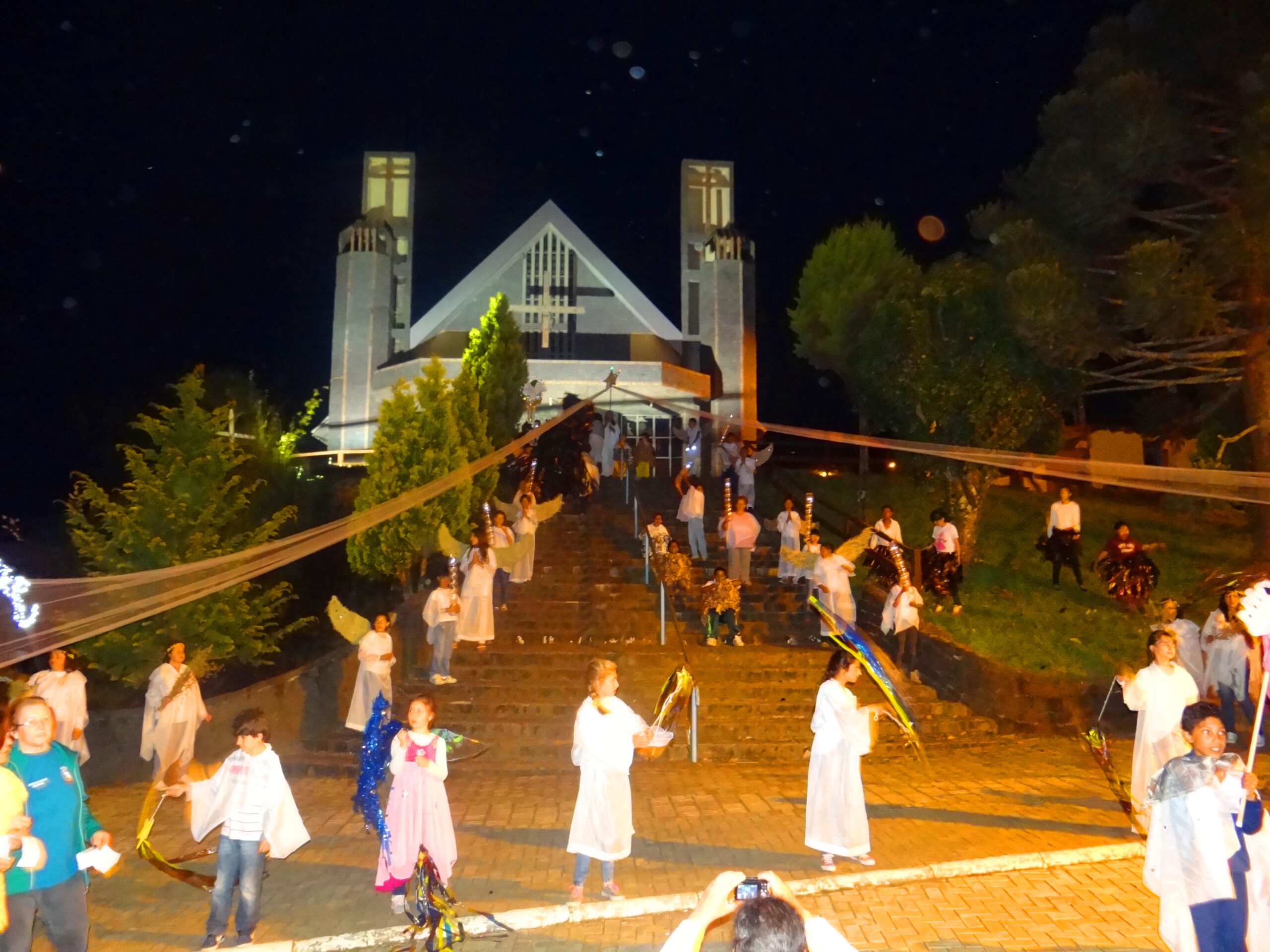 Você está visualizando atualmente Cortejo de Natal movimentou a noite em Urupema