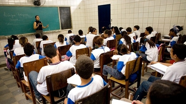 Você está visualizando atualmente Crise econômica causa mudança de alunos de escolas privadas para públicas