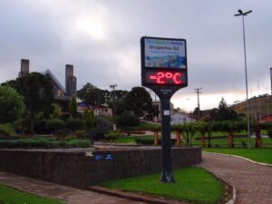 Leia mais sobre o artigo Urupema registrou -3,2ºC nesta manhã e sincelo dá espetáculo no Morro das Torres pintando de branco a paisagem