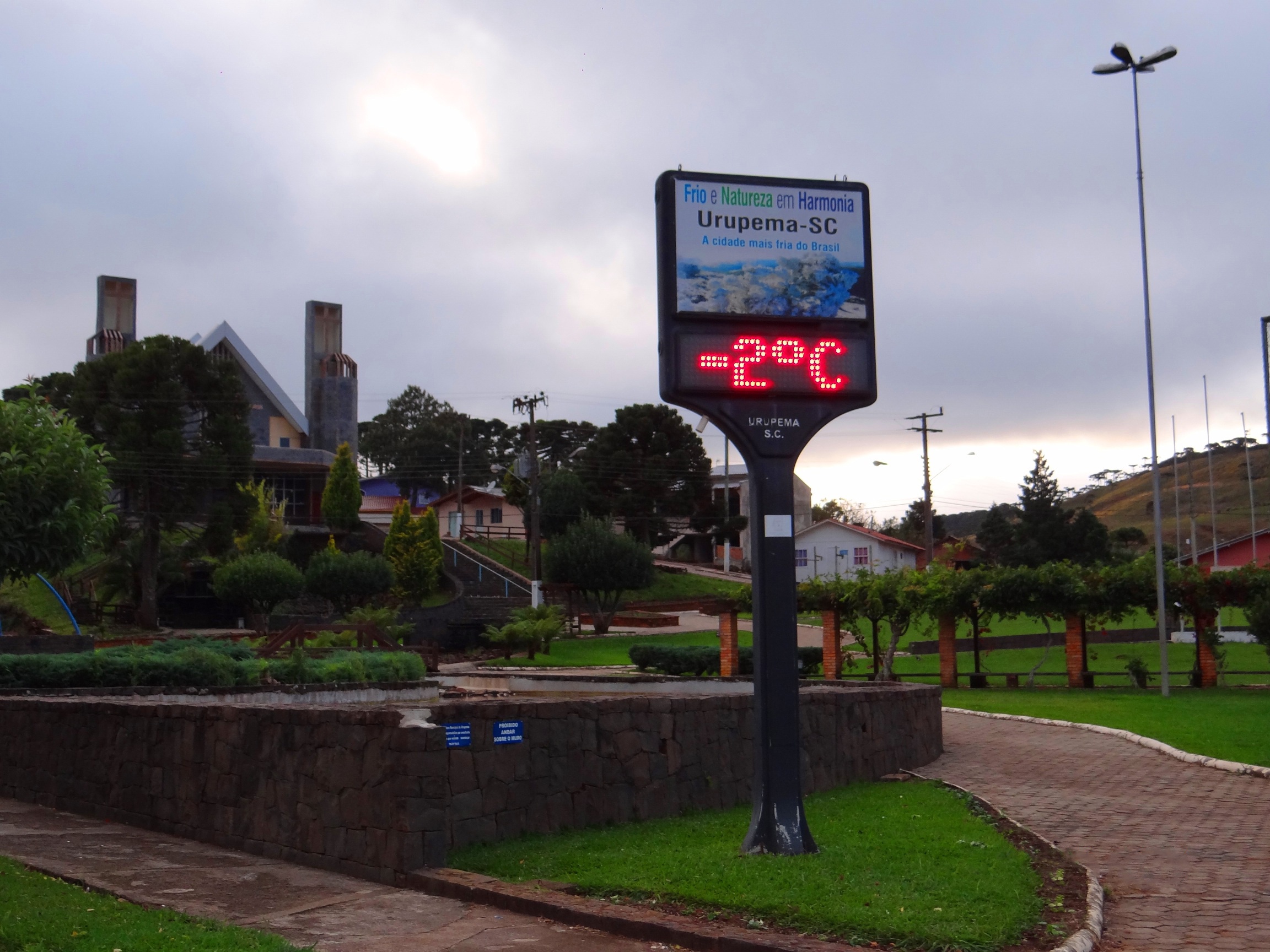 Você está visualizando atualmente Urupema registrou -3,2ºC nesta manhã e sincelo dá espetáculo no Morro das Torres pintando de branco a paisagem