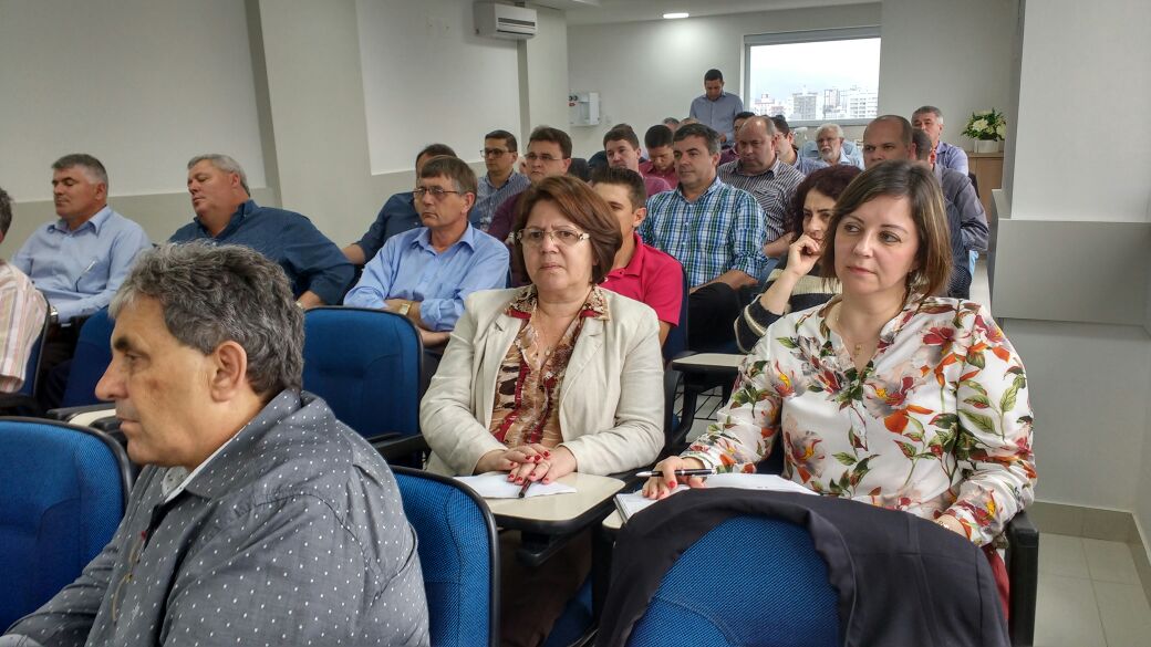 Leia mais sobre o artigo Amures defende repasse do transporte escolar em reunião da Fecam