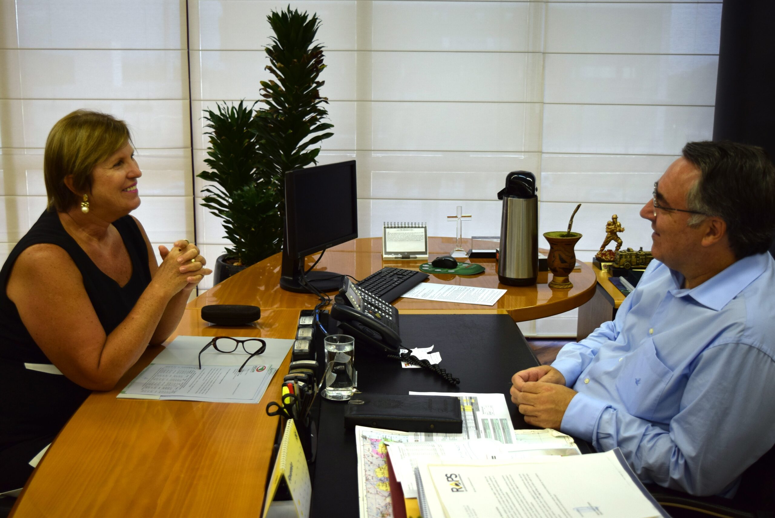 Leia mais sobre o artigo Presidente Adeliana é recebida pelo governador e entrega pauta municipalista