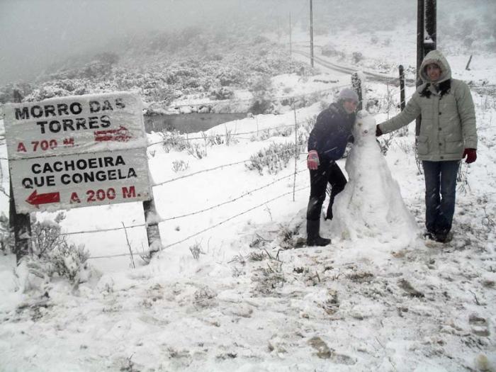 Leia mais sobre o artigo Neve bloqueia acesso a morro da Igreja, em Urubici