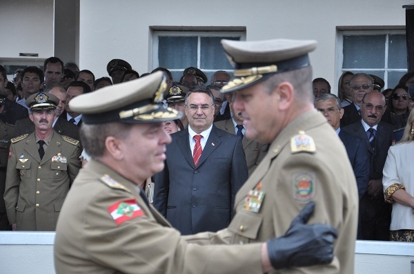 Leia mais sobre o artigo Colombo defende caráter técnico da Segurança Pública na passagem do comando-geral da PM