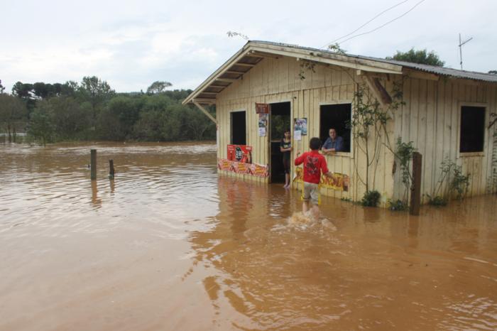 Você está visualizando atualmente Chuvas deixam localidades isoladas em São José do Cerrito