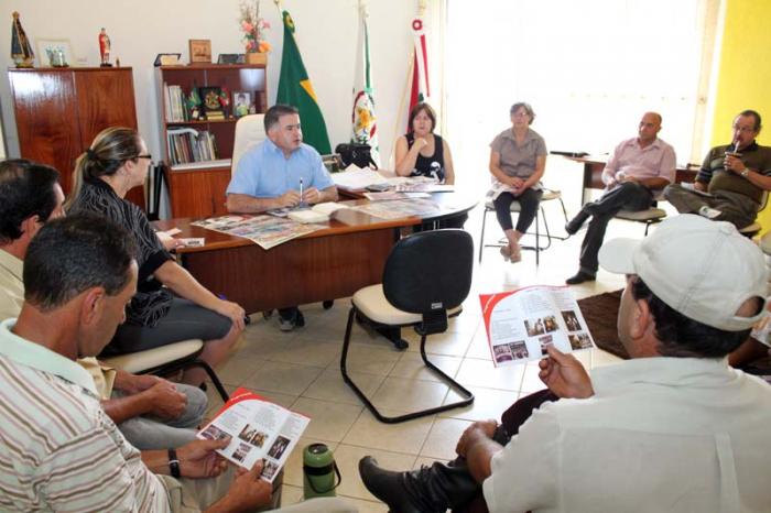 Você está visualizando atualmente Festa da Agricultura Familiar foi tema de reunião em Cerro Negro