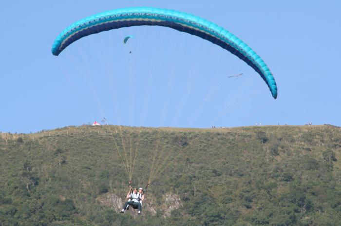 Leia mais sobre o artigo Festival de voo livre muda a paisagem serrana e atrai visitantes