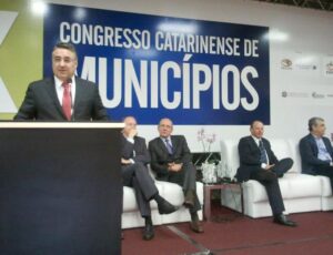 Leia mais sobre o artigo Colombo anuncia mutirão de 22 mil cirurgias no Congresso Catarinense de Municípios