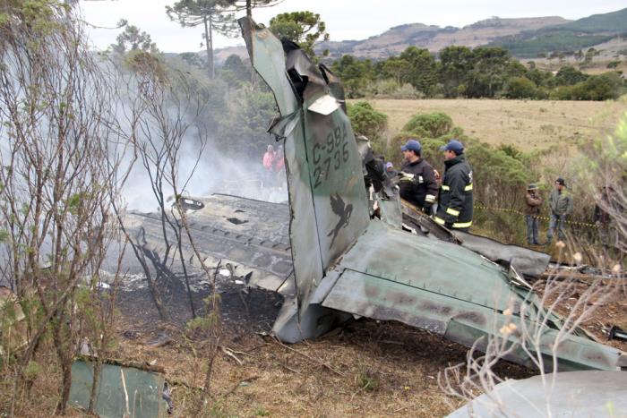 Você está visualizando atualmente Oito mortes na queda de avião da FAB