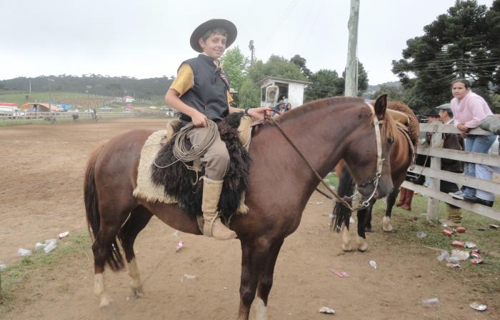 Leia mais sobre o artigo Menino de 11 anos foi o campeão Braço de Ouro no torneio de laço em Urupema