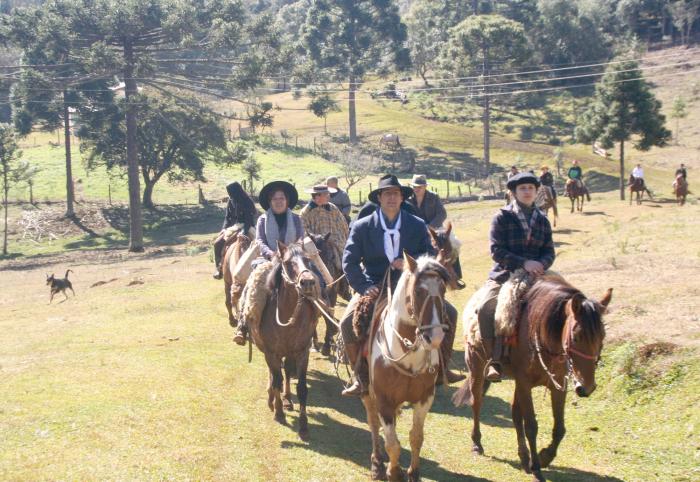 Você está visualizando atualmente Cavalgada aquece comércio de montarias