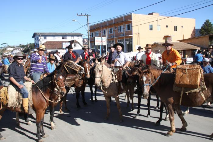 Você está visualizando atualmente Cavalgada marca os 90 anos de Bom Retiro nesta segunda-feira