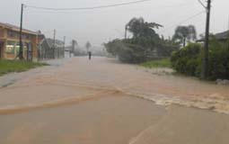 Você está visualizando atualmente Enchentes deixam desabrigados em Santa Catarina e Mato Grosso do Sul