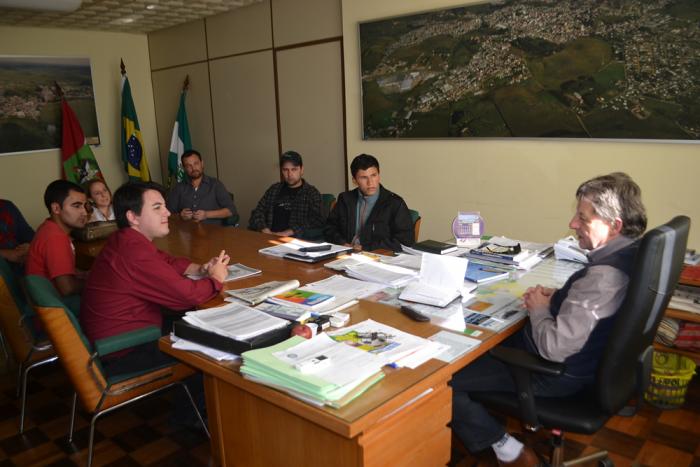 Leia mais sobre o artigo Prefeito Humberto Brighenti recebe universitários em seu gabinete