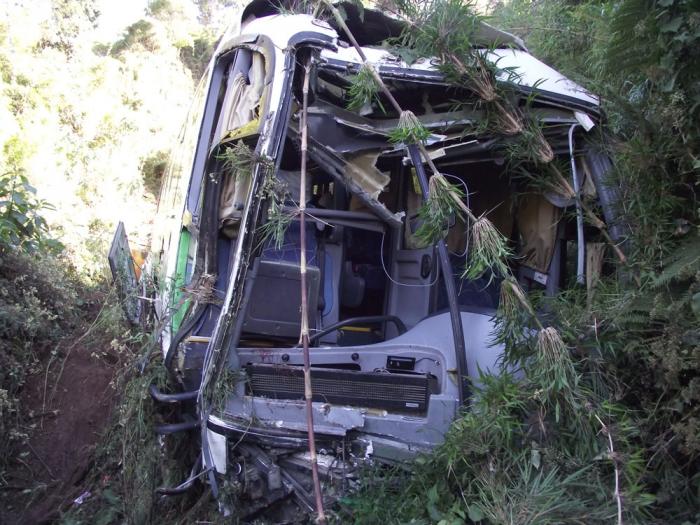 Você está visualizando atualmente Ônibus de turismo cai em ribanceira e uma pessoa morre