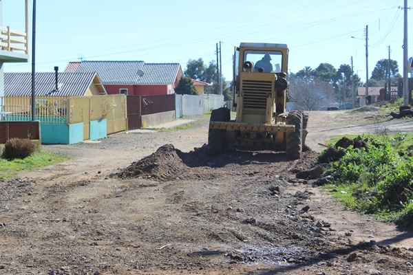 Você está visualizando atualmente Secretaria de Obras está cascalhando ruas do Bairro Bela Vista e Minuano