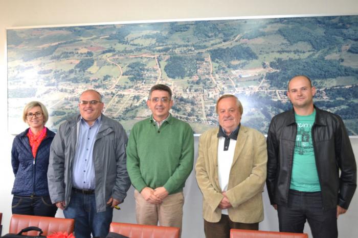 Você está visualizando atualmente Prefeito de São José do Cerrito reúne-se com representantes da Rio Canoas