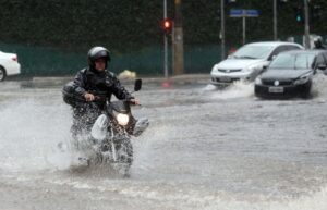 Leia mais sobre o artigo Previsão de chuva forte, acumulados significativos e risco de temporal isolado entre sexta-feira e domingo (20 a 22)