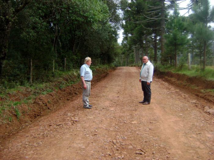 Você está visualizando atualmente Prefeito acompanha obra de revitalização de estrada no interior