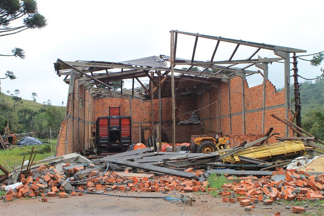 Leia mais sobre o artigo Tornado causa destruição em São Joaquim