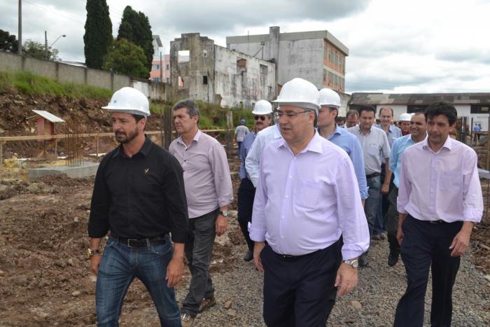 Você está visualizando atualmente Governador visitou obras do hospital Tereza Ramos e anunciou novos investimentos