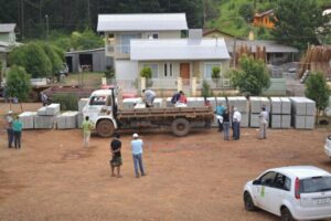 Leia mais sobre o artigo Após forte chuva, prefeitura ajuda na reconstrução do município