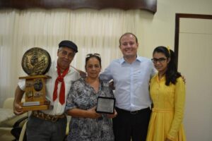 Leia mais sobre o artigo Gabriel Ribeiro recebe representantes do CTG lageano que foi campeão geral do Rodeio de Vacaria