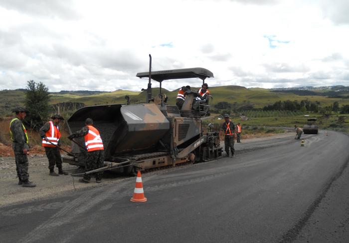 Você está visualizando atualmente Governador assina convênio para segunda etapa da rodovia Caminhos da Neve