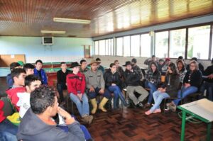 Leia mais sobre o artigo Convênio beneficia alunos da escola agrícola de São José do Cerrito