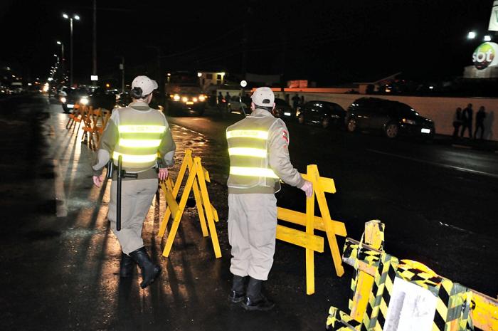 Você está visualizando atualmente Em Lages Polícia Militar controla trânsito modificado em três locais e monta barreiras