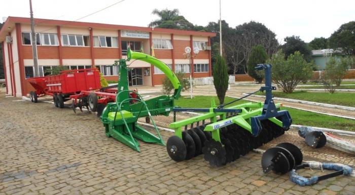 Leia mais sobre o artigo Prefeitura de São José do Cerrito adquire novos implementos agrícolas