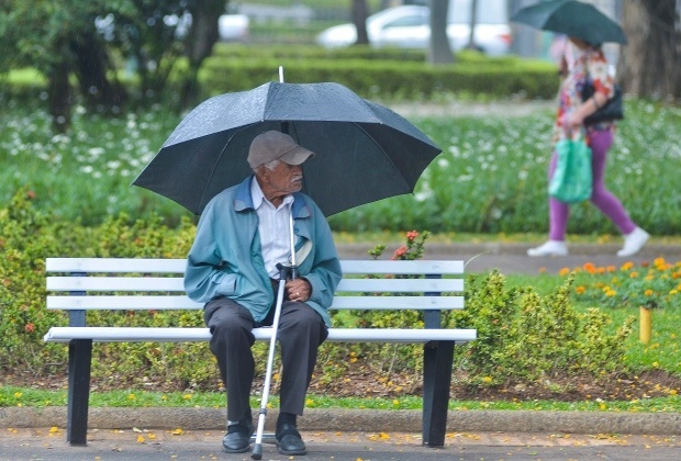 Você está visualizando atualmente Semana começa com céu encoberto e pancadas de chuva