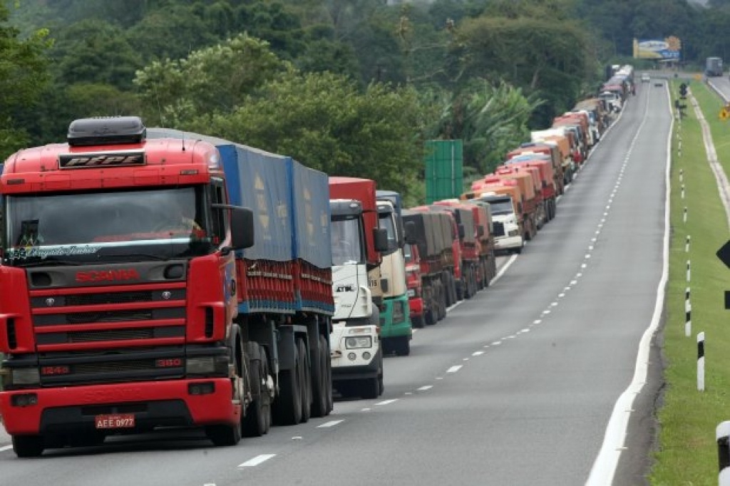 Você está visualizando atualmente Governo, grandes empresas e caminhoneiros vão negociar preço do frete