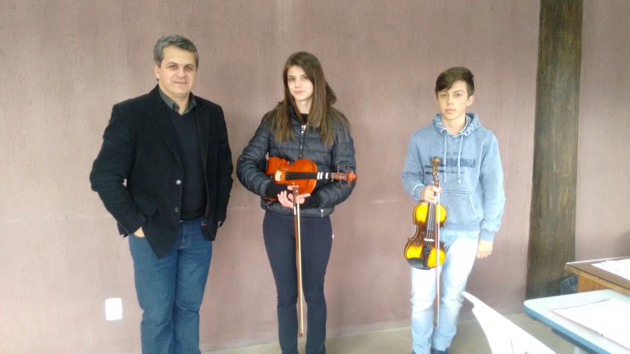 Leia mais sobre o artigo Secretaria Municipal de Educação em parceria com o Rotary Club reinicia o “Projeto Música na Escola”