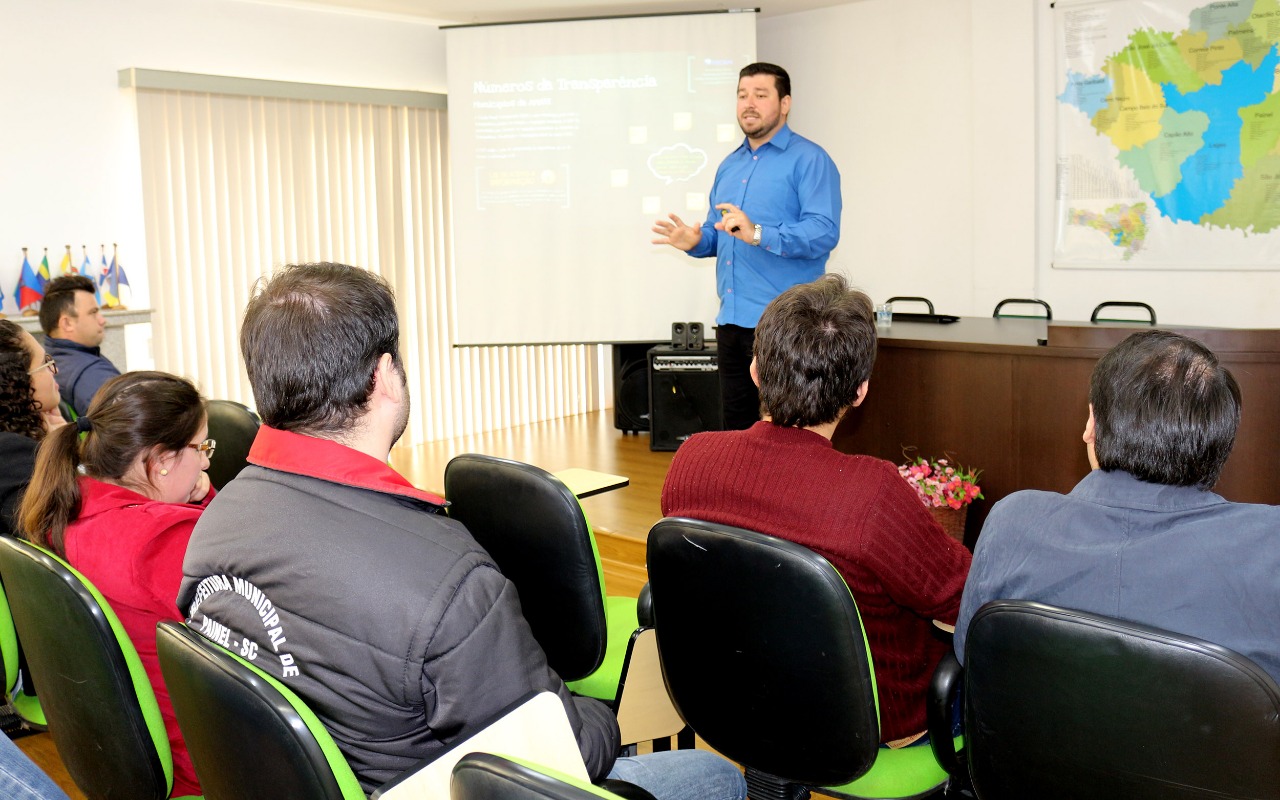 Você está visualizando atualmente Amures e Fecam iniciam treinamento para padronizar portais dos municípios