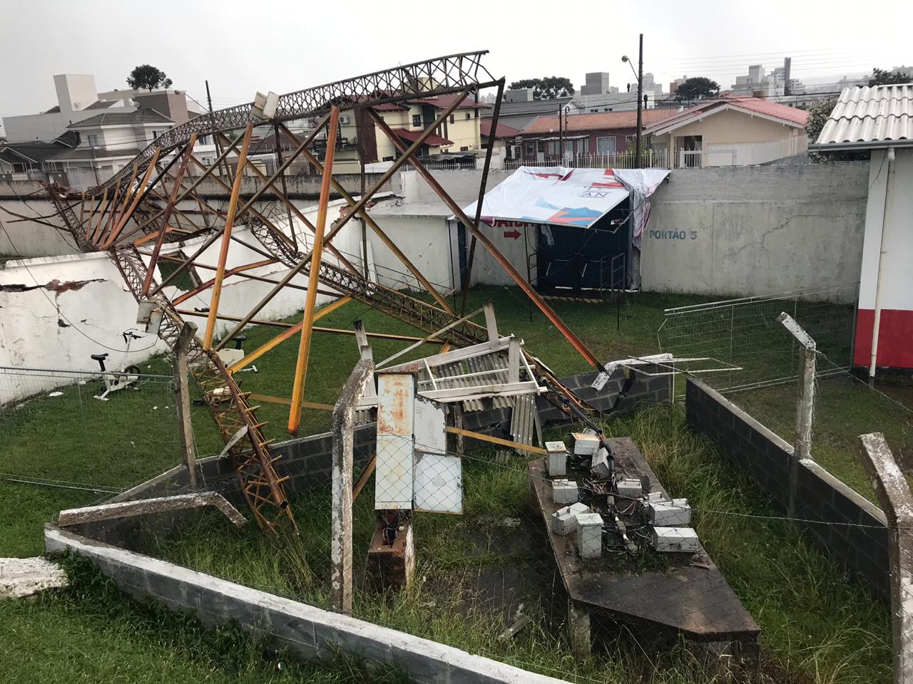 Você está visualizando atualmente Temporal causa estragos em Lages nesta terça-feira