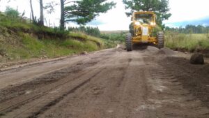 Leia mais sobre o artigo Estrada geral do Despraiado em São Joaquim está recebendo camada de Pedra Brita