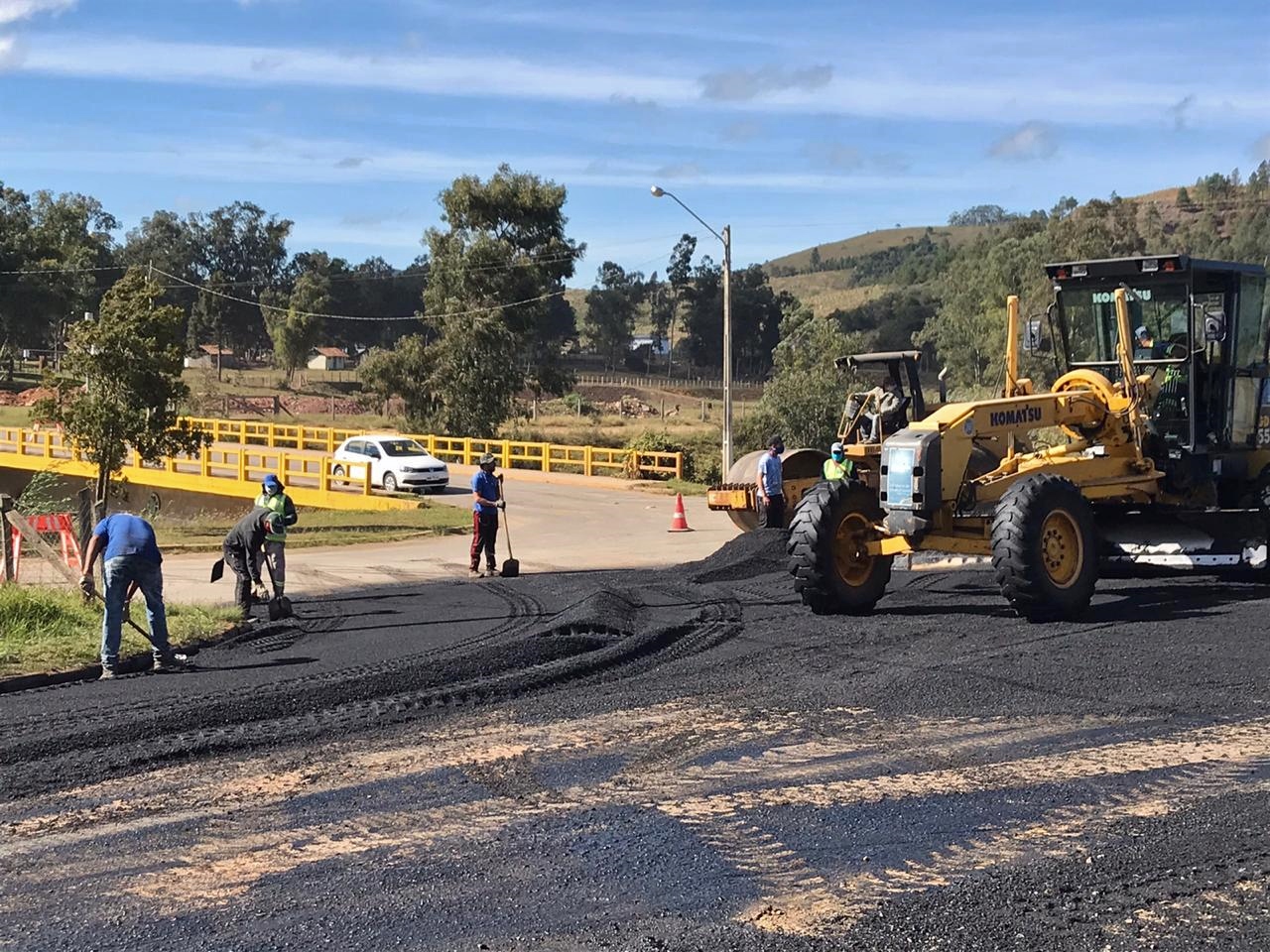 Você está visualizando atualmente Minha Rua Melhor: Prefeitura implanta primeira camada asfáltica em trecho da rua Cirilo Vieira Ramos