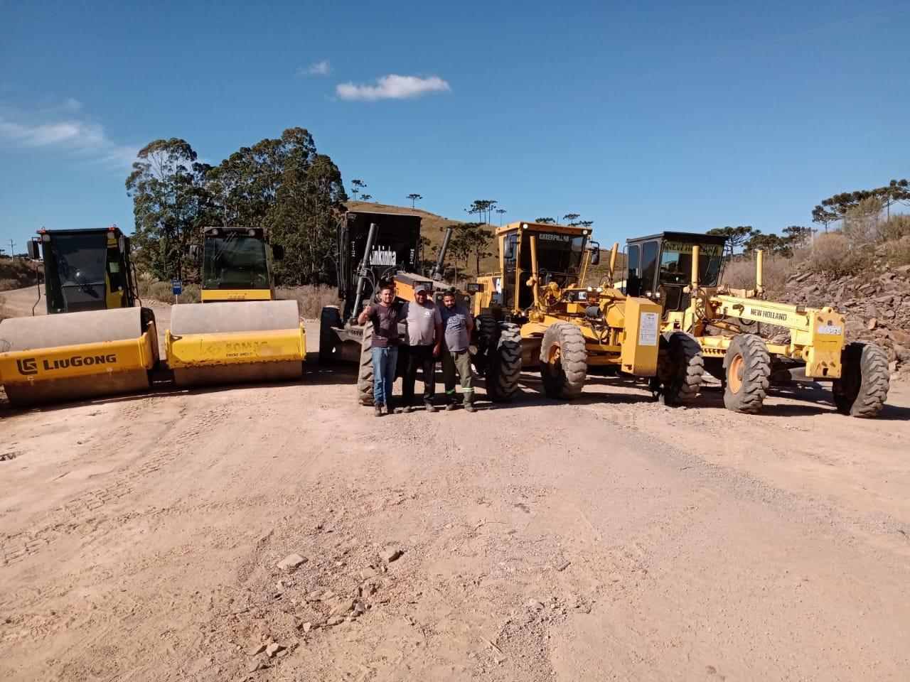 Você está visualizando atualmente Prefeitura de São Joaquim presta manutenção em estrada Estadual