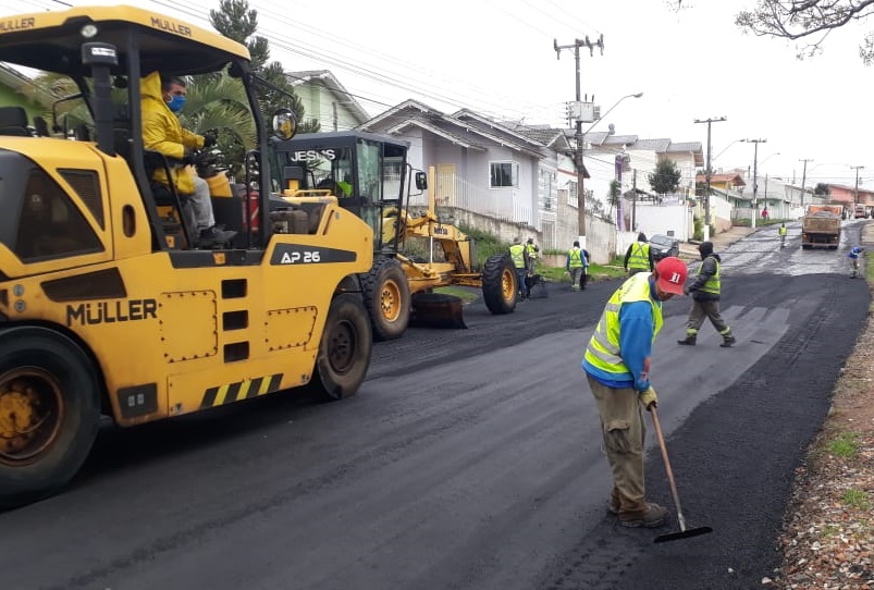 Você está visualizando atualmente Minha Rua Melhor: Prefeitura prossegue com obras de asfalto em ruas centrais e na Cirilo Vieira Ramos, entre os bairros Vila Nova e Bom Jesus