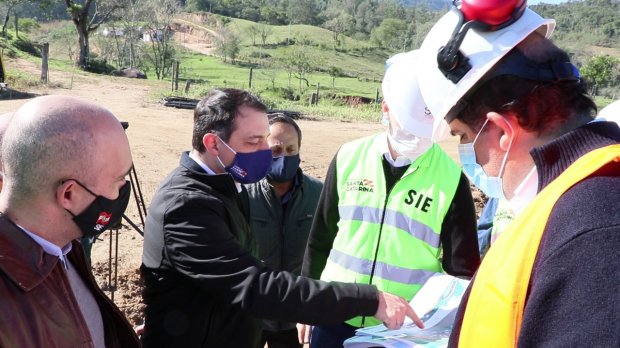 Você está visualizando atualmente Governador Carlos Moisés inspeciona obras na Serra do Rio do Rastro