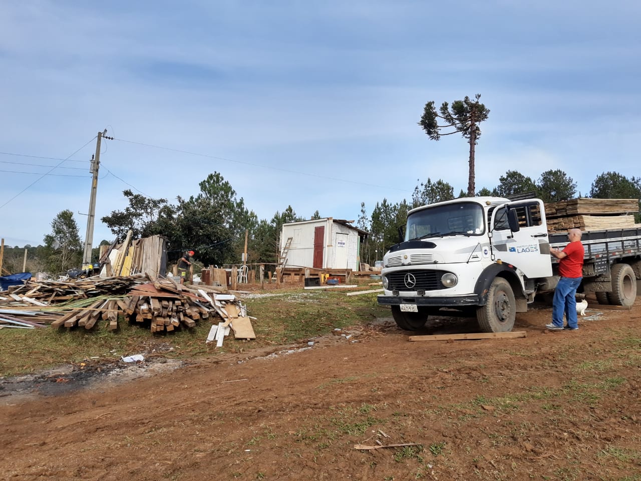 Você está visualizando atualmente Interior do Município: família atingida por vendaval recebe Kit Casa