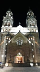 Leia mais sobre o artigo Melhorias no sistema de iluminação: Lâmpadas de LED são instaladas na fachada e nas torres da Catedral Diocesana