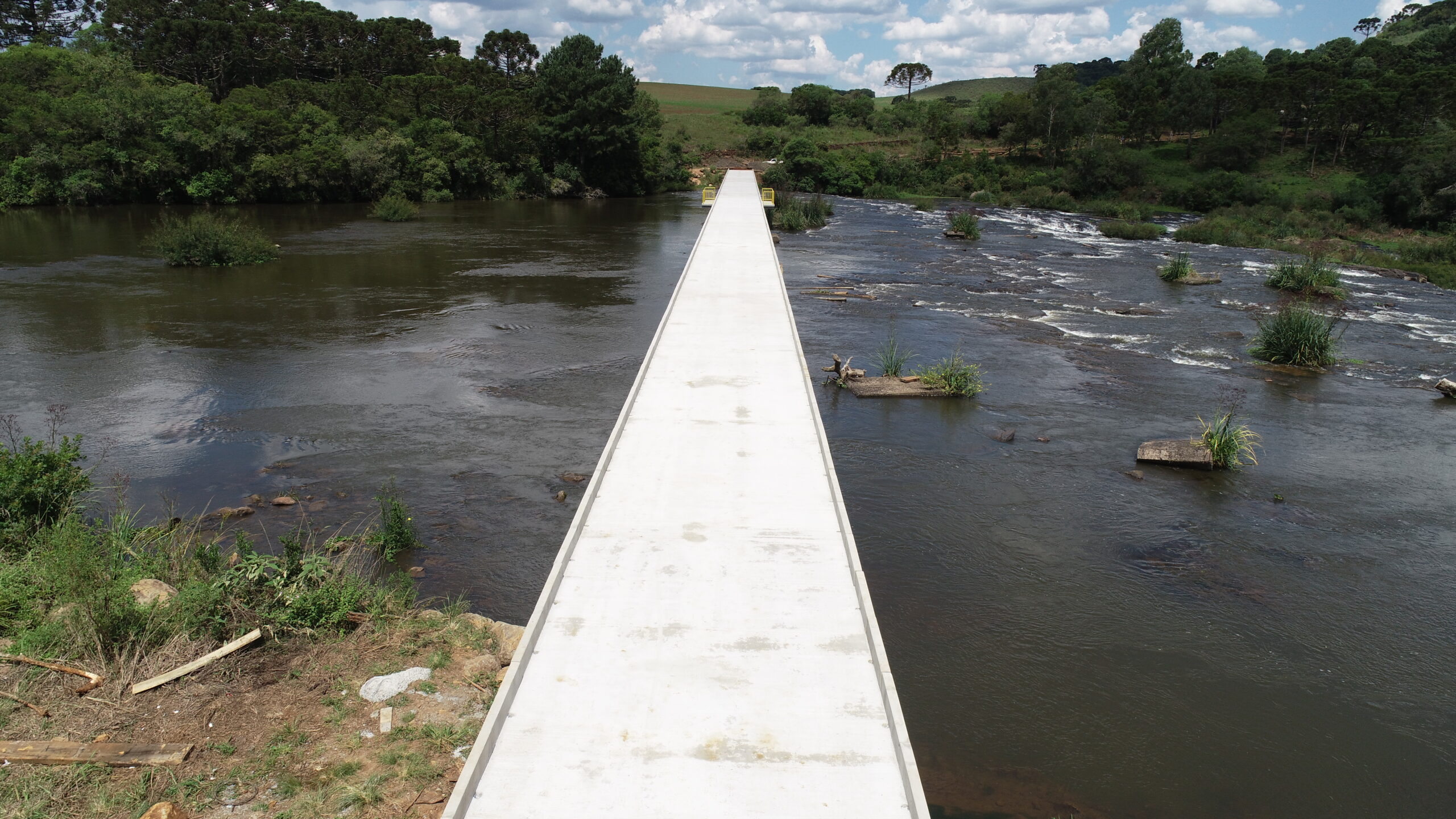 Você está visualizando atualmente Prefeito Arno Marian inspeciona obra final da ponte no Passo dos Fernandes