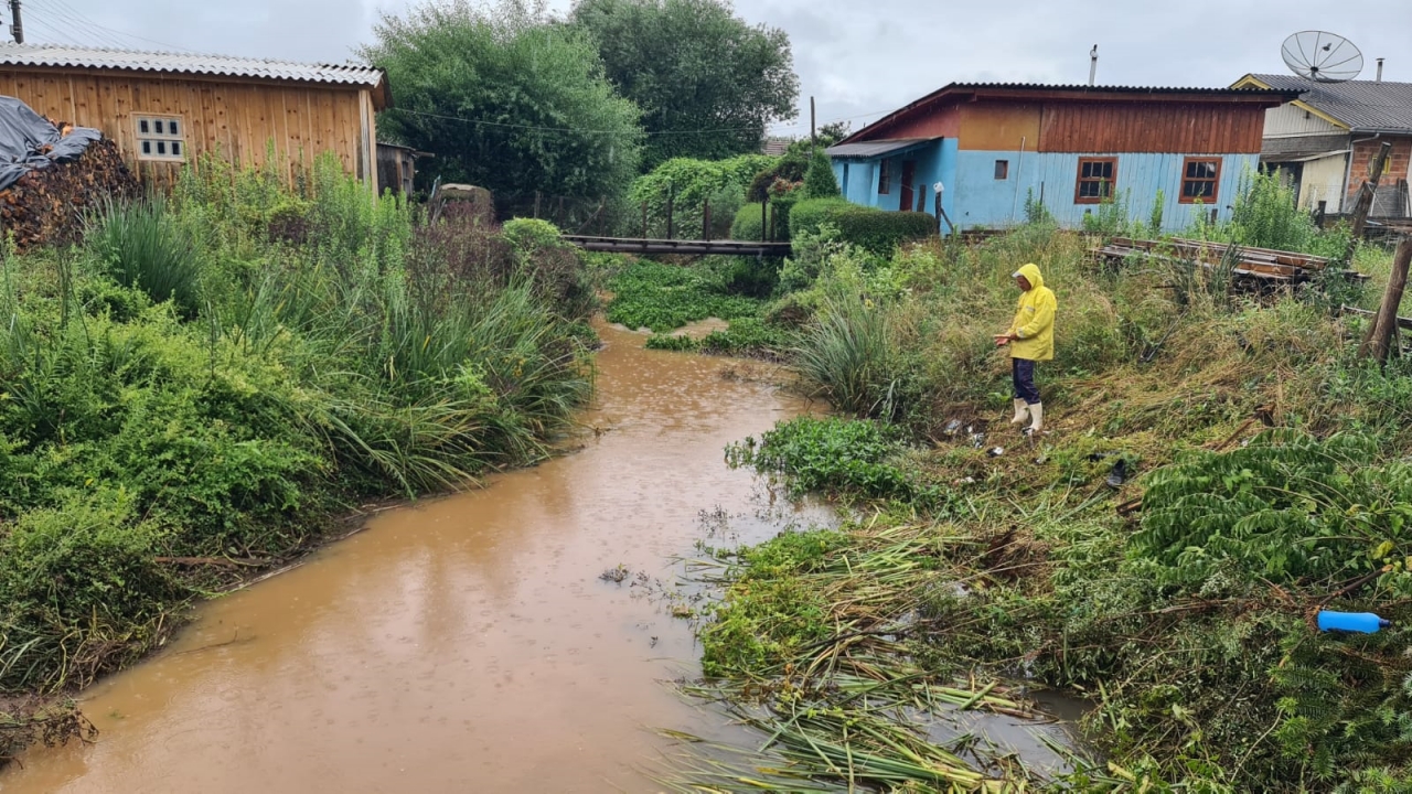 Leia mais sobre o artigo Limpeza das margens do Rio São Mateus evita alagamentos em São Joaquim