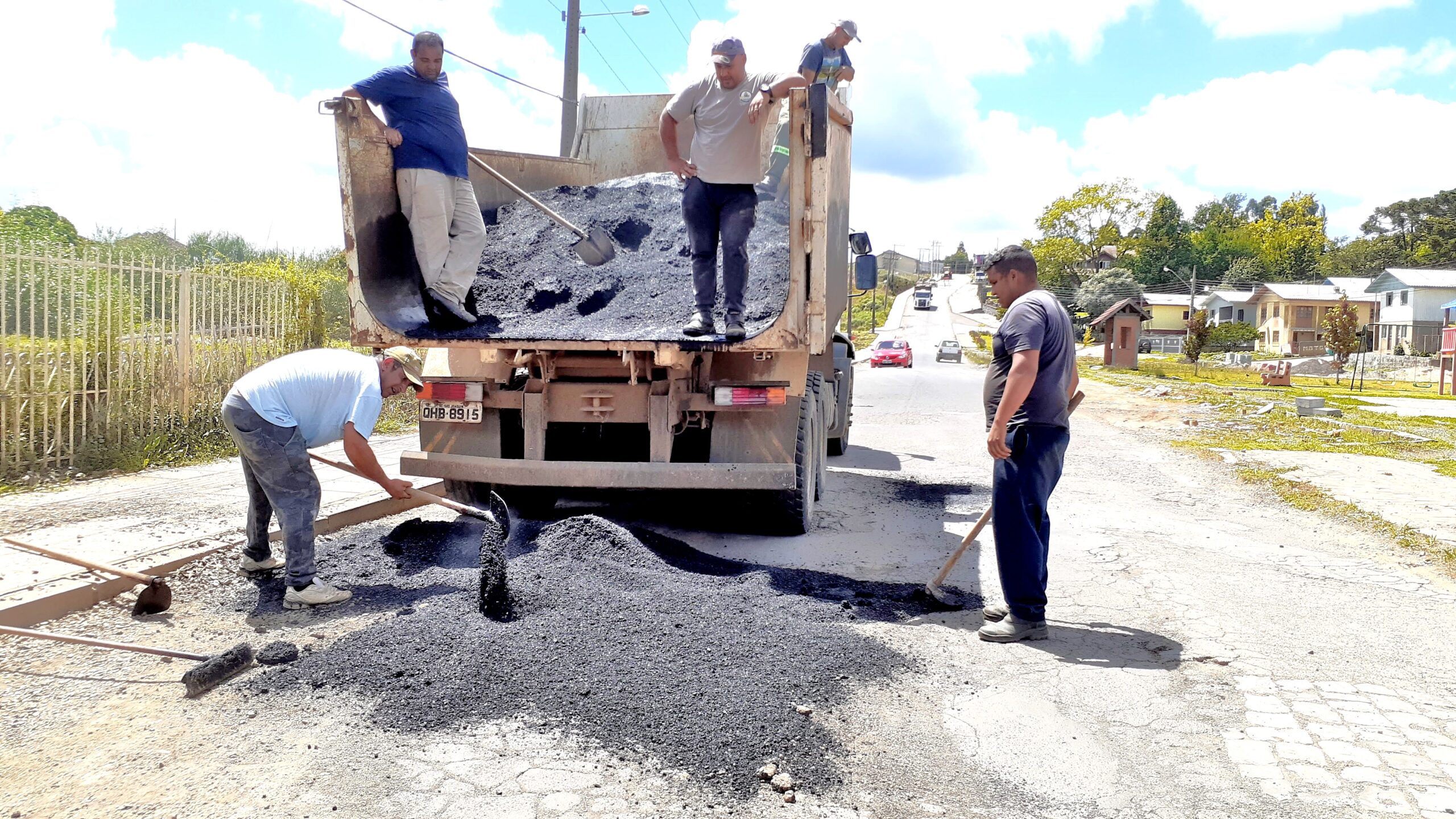 Você está visualizando atualmente Secretaria de Obras realiza operação tapa buracos em São Joaquim