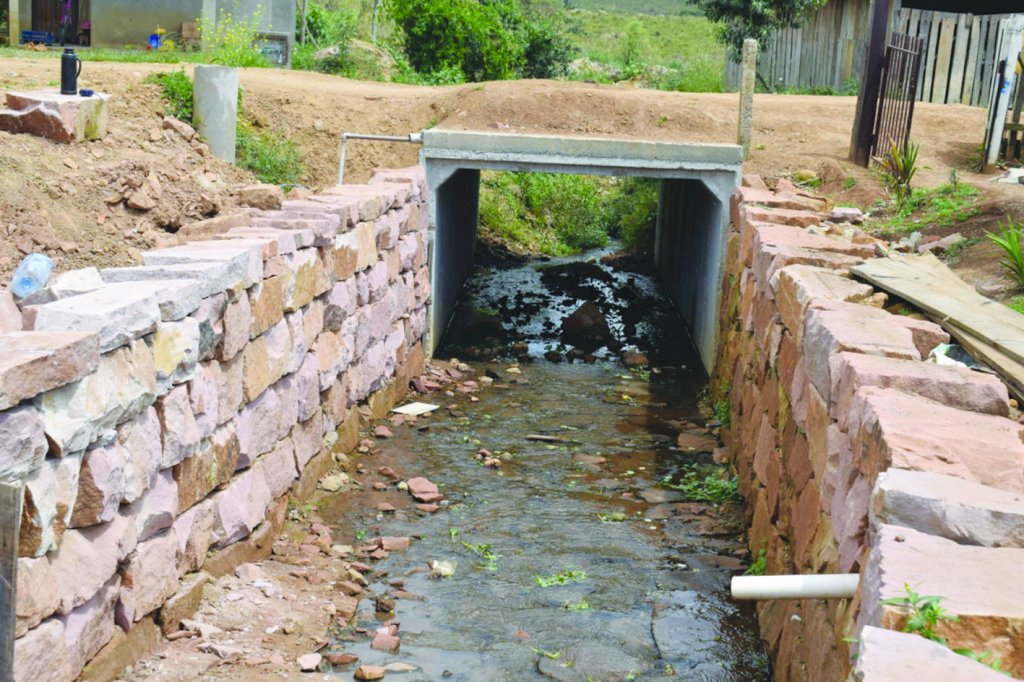 Você está visualizando atualmente Administração Municipal de Cerro Negro está realizando obra de construção de galeria e muro de contenção